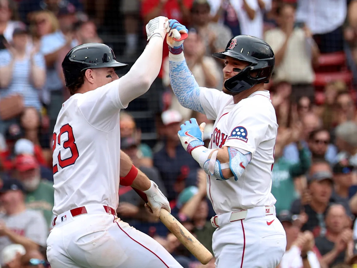 Trevor Story's bizarre home run at Fenway: the shortest of the season, defying all odds!